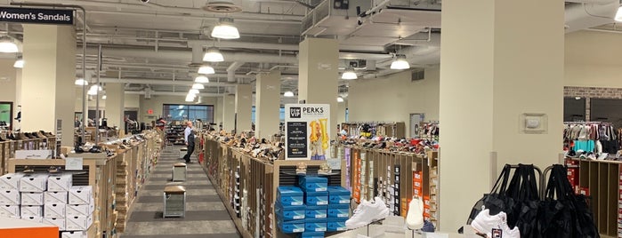 DSW Designer Shoe Warehouse is one of Tempat yang Disukai Ultressa.