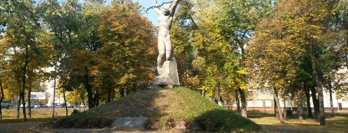 Пам'ятник Невідомим полеглим is one of Киев.