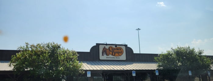 Cracker Barrel Old Country Store is one of Lunch.