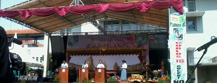 Lapangan upacara SMA Negeri 1 Semarang is one of SMA 1 Semarang.