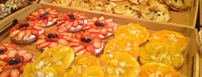 Royal Bakery is one of Locais curtidos por Alina.