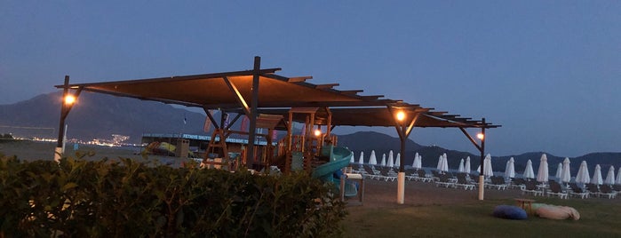 Barut Hotels Beach Club is one of Tempat yang Disukai Özden.
