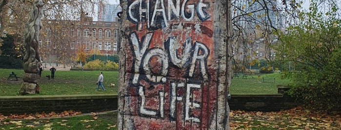 Section of The Berlin Wall is one of Lieux qui ont plu à charles.