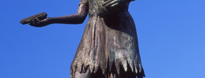 Pocohontas Monument is one of Monuments.