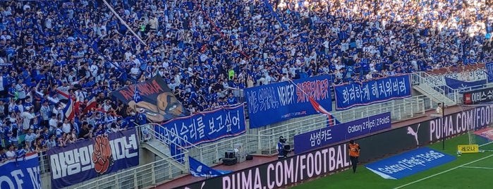 Suwon Worldcup Stadium is one of 축구장.