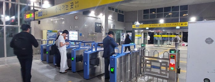 Seodongtan Stn. is one of 서울 지하철 1호선 (Seoul Subway Line 1).