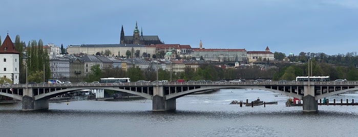 Palackého most is one of Pražské mosty.