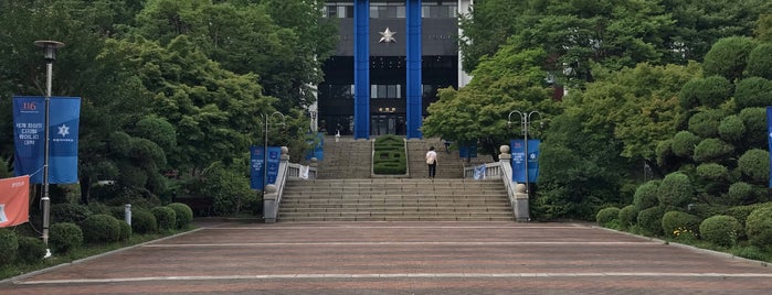 Sookmyung Women's University is one of Seoul.