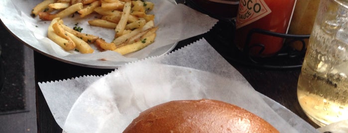 Black Iron Burger is one of Lugares favoritos de Keri.