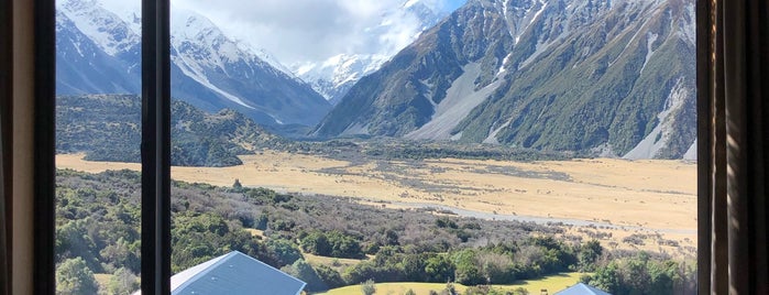 Hermitage Aoraki Hotel Mount Cook Hotel is one of Lieux qui ont plu à Peter.