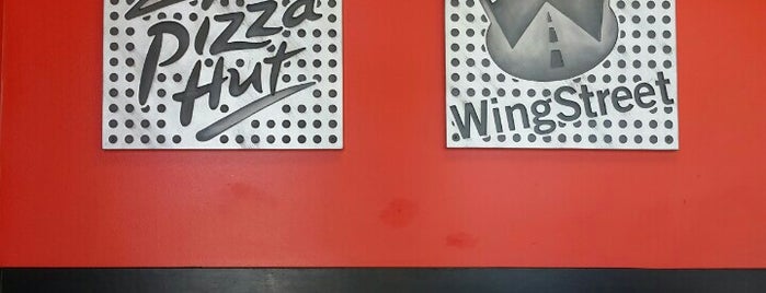 Pizza Hut is one of Lugares favoritos de Dianey.