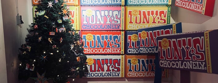 Tony’s Chocolonely Super Store is one of Lieux qui ont plu à Dennis.