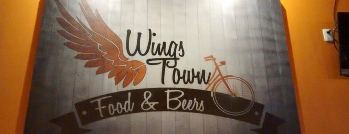 Wings Town - food & beers is one of Orte, die Paulina gefallen.
