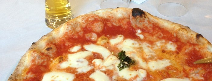 L'Antica Pizzeria da Michele is one of Napoli.
