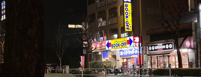 BOOK OFF 新宿靖国通り店 is one of Bookoff.