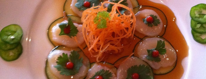 Sweet Ginger Asian Bistro & Sushi is one of Locais curtidos por Robin.