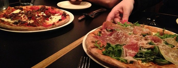 Dough Pizzeria Napoletana is one of Brittneyさんのお気に入りスポット.
