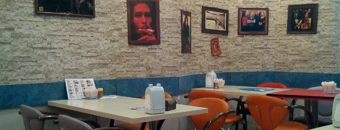 Simmit Cafe is one of Lugares favoritos de Yunus.