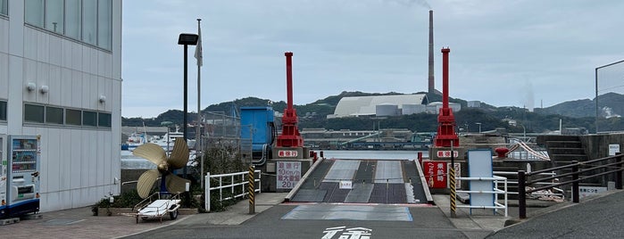 国道九四フェリー 佐賀関港ターミナル is one of フェリーターミナル Ferry Terminals in Western Japan.
