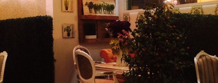 White Garden Cafe is one of Lugares favoritos de Sara.