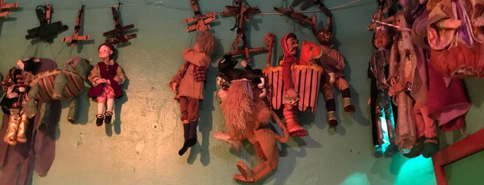 Puppetworks is one of Orte, die Sasha gefallen.