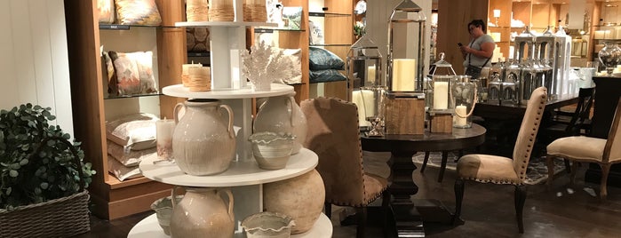 Pottery Barn is one of Christopherさんのお気に入りスポット.