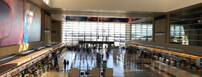 Japan Airlines Check-in is one of Fabio 님이 좋아한 장소.