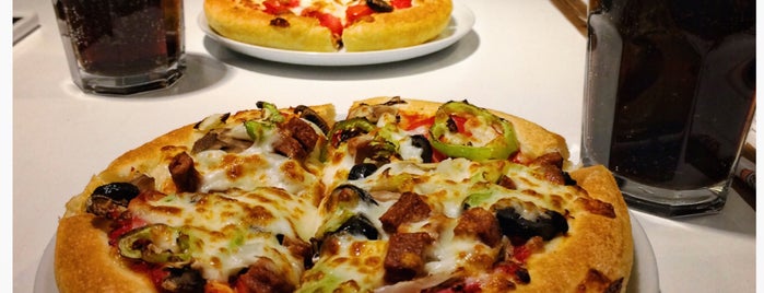 Pizza Hut is one of Lugares favoritos de Dilek.