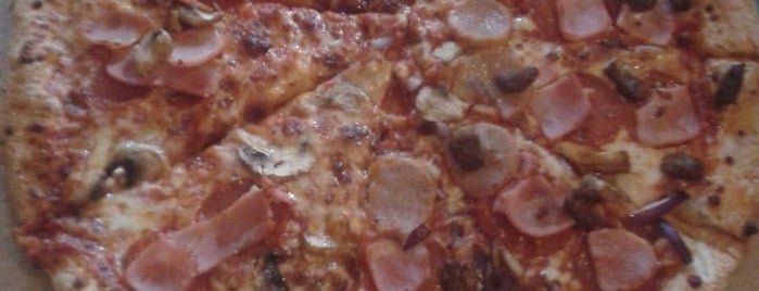 Domino's Pizza is one of สถานที่ที่ Dennis ถูกใจ.