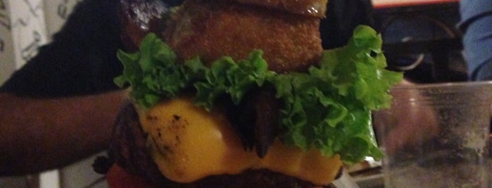 Big Kahuna Burger is one of Lugares favoritos de Mauricio.