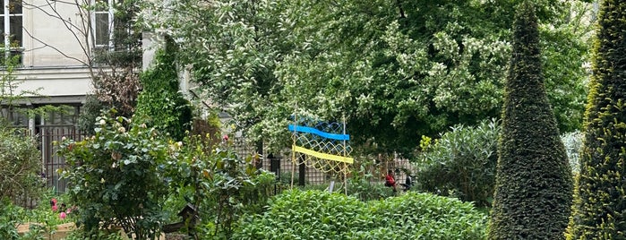 Jardin des Rosiers-Joseph Migneret is one of Le Marais.