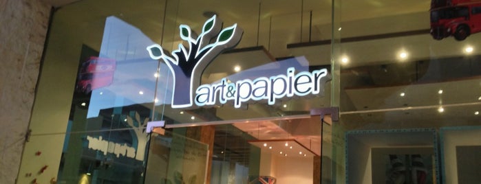 Art & Papier is one of Orte, die Alejandra gefallen.