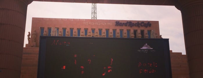 Hard Rock Cafe is one of สถานที่ที่ Ksenia ถูกใจ.