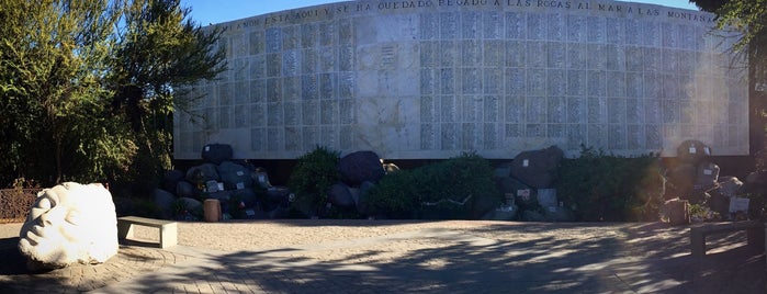 Memorial Detenidos Desaparecidos is one of Ruta de la Memoria Chile, Derechos Humanos.