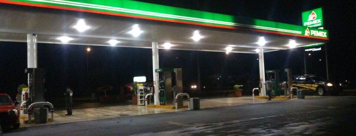 Gasolinera PEMEX is one of Tempat yang Disukai Jose Juan.