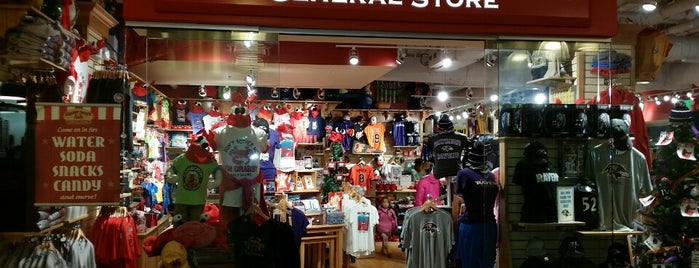 Crabby Jack's General Store is one of สถานที่ที่ Monica ถูกใจ.