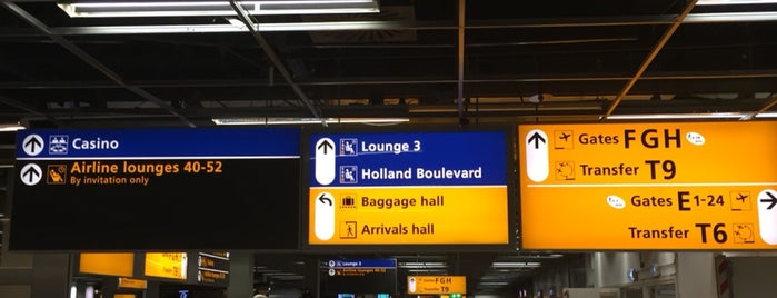 Aeropuerto de Ámsterdam-Schiphol (AMS) is one of Lugares favoritos de Jim.