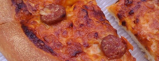 Pizza Hut is one of Orte, die Neha gefallen.