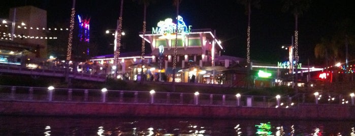 Royal Pacific Resort Water Taxi Dock is one of Posti che sono piaciuti a Albert.