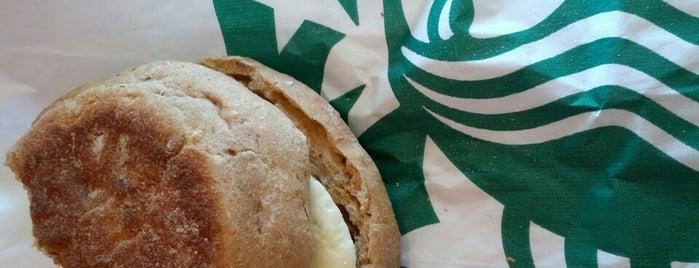 Starbucks is one of Alexさんのお気に入りスポット.