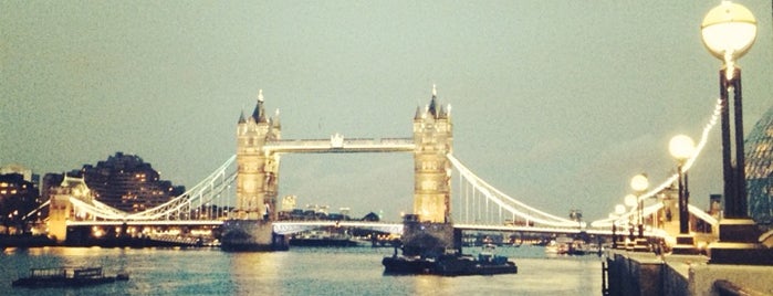 Pont de Londres is one of The Clash — London Callin'.