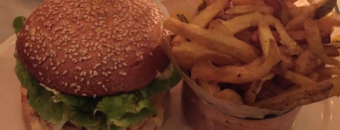 Mamie Burger Faubourg Montmartre is one of Posti che sono piaciuti a Carl.