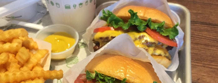 Shake Shack is one of Carlさんのお気に入りスポット.