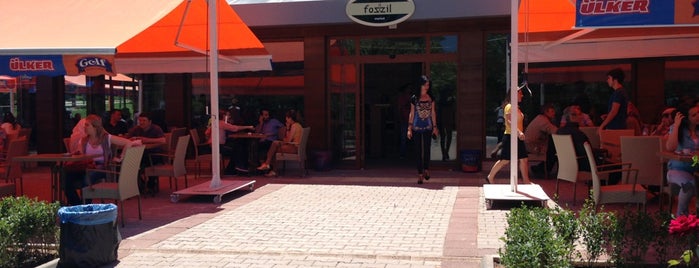 Fozzil Cafe & Market is one of Lugares favoritos de Utku.