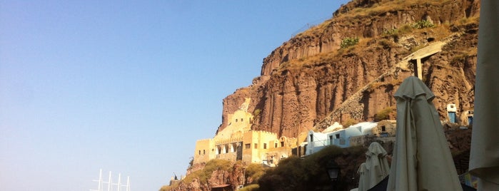 Santorini is one of Galina'nın Kaydettiği Mekanlar.