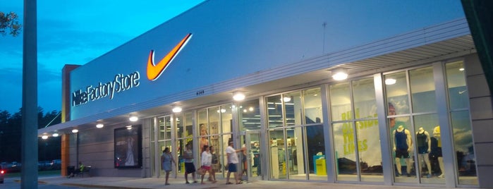 Nike Factory Store is one of สถานที่ที่ gary ถูกใจ.