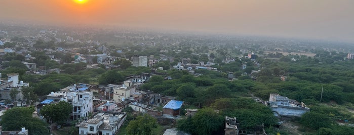 Neemrana Fort Palace is one of Tempat yang Disukai Rajiv.