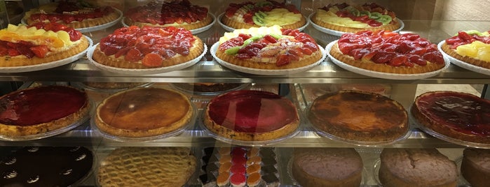 Tehran Pastry Shop | نان و شیرینی تهران is one of Lugares favoritos de Shahin.