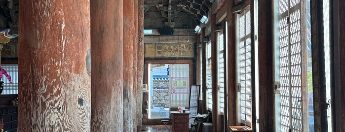 화엄사 (華嚴寺) is one of Templos.