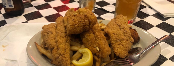 Acme Oyster House is one of Lugares favoritos de Matt.